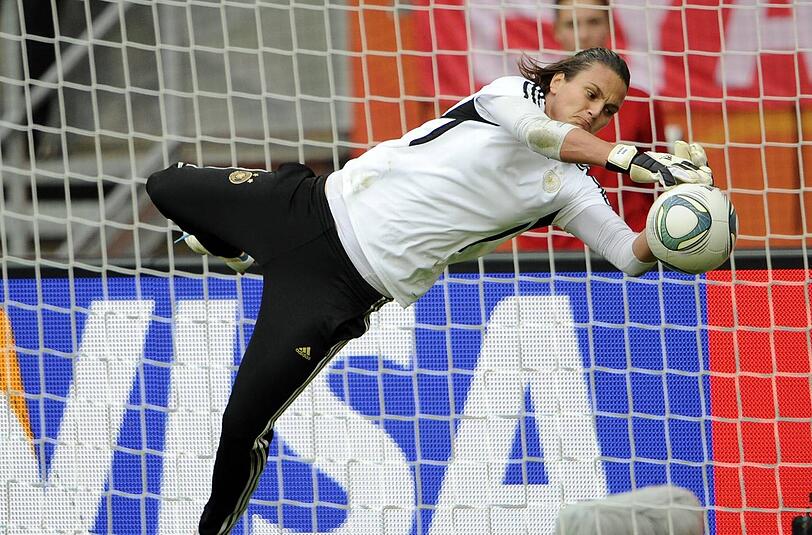Nadine Angerer ist 34 Jahre alt. Damit ist die Torhüterin die Älteste im deutschen Aufgebot.