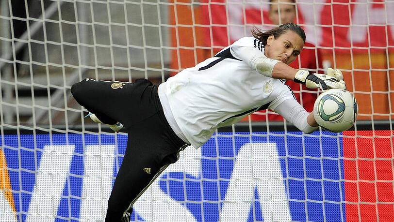 Nadine Angerer ist 34 Jahre alt. Damit ist die Torhüterin die Älteste im deutschen Aufgebot. Nadine Angerer ist 34 Jahre alt. Damit ist die Torhüterin die Älteste im deutschen Aufgebot.