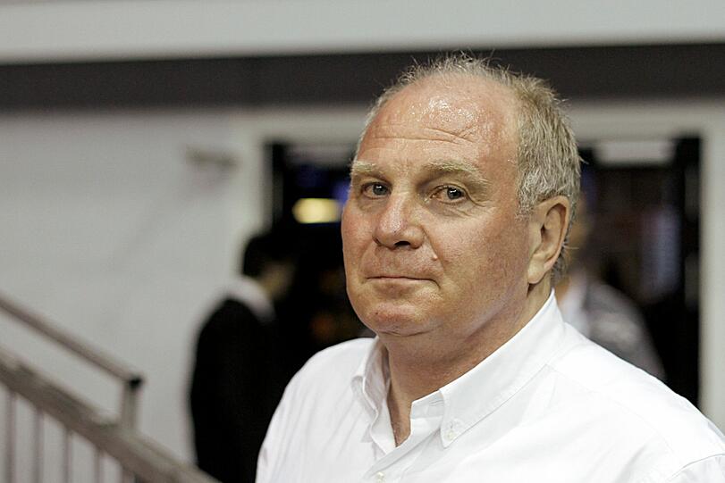 Weihnachten 2014: Hoeneß erhält erstmals Hafturlaub, um die Feiertage, Silvester und Neujahr zu Hause zu verbringen.