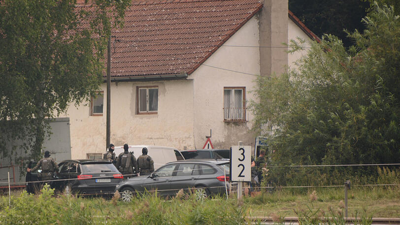 Spezialkräfte der Polizei am Montag vor einem Anwesen in Feichten.