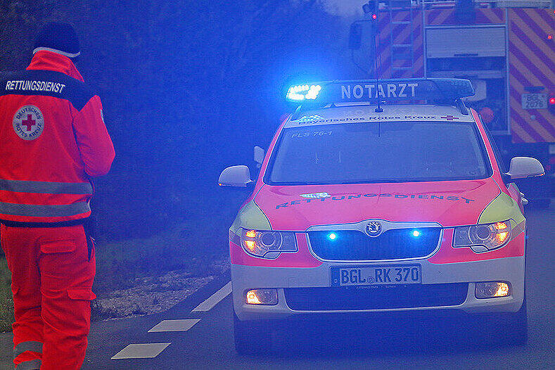Trotz eingeleiteter Wiederbelebungsmaßnahmen starb der Radfahrer noch vor Ort.
