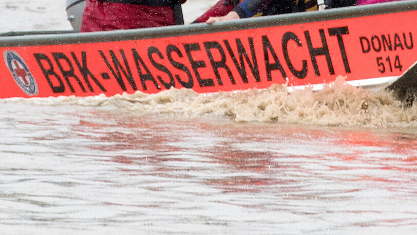 Stundenlang suchten Feuerwehr und Wasserwacht mit Tauchern das Wasser ab, ein Polizeihubschrauber und ein Sonarboot waren ebenfalls im Einsatz. (Symbolbild)