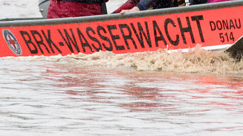 Stundenlang suchten Feuerwehr und Wasserwacht mit Tauchern das Wasser ab, ein Polizeihubschrauber und ein Sonarboot waren ebenfalls im Einsatz. (Symbolbild)