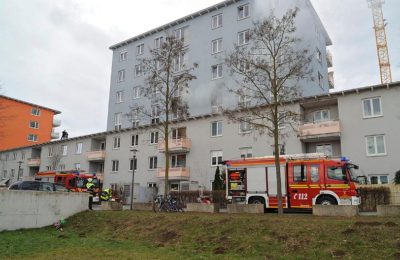 Am ersten Weihnachtsfeiertag musste die Münchner Feuerwehr zu einem Großeinsatz ausrücken: In einer Wohnung am Fingerkrautanger war ein Feuer ausgebrochen.