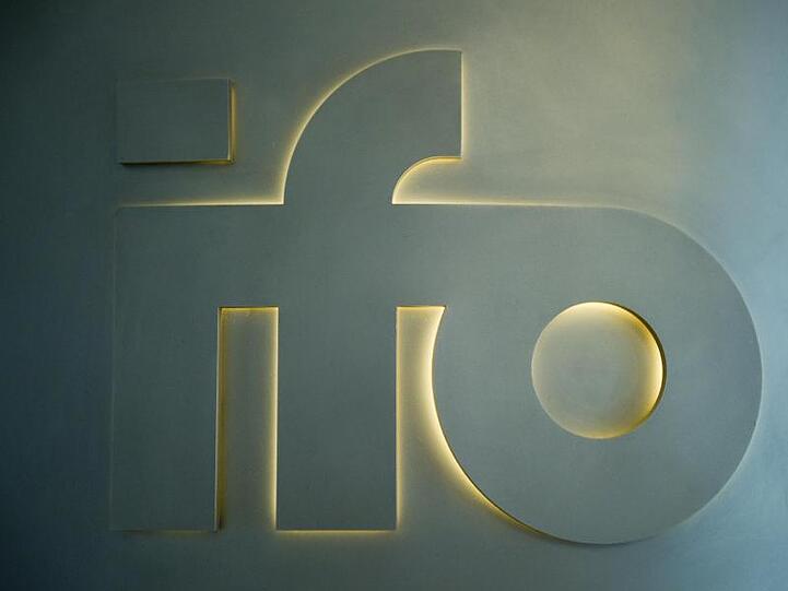 Das Logo des ifo-Instituts. Foto: Peter Kneffel/Archivbild