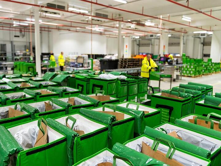 Transporttaschen stehen im Depot des Lebensmittellieferdienstes Amazon Fresh in Berlin.