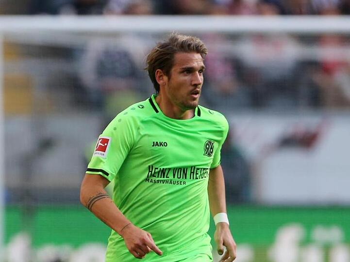 Hannovers Oliver Sorg am Ball. Foto: Thomas Frey/Archivbild