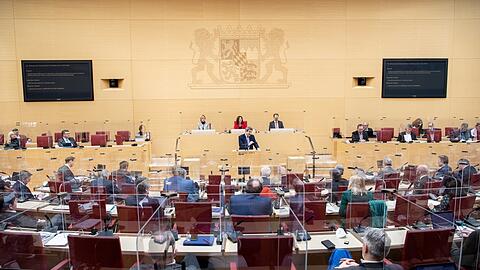 Bis zum Platz gilt im Landtag FFP2-Maskenpflicht. Im Saal sollen dann Plastikwände die Parlamentarier vor dem Coronavirus schützen.