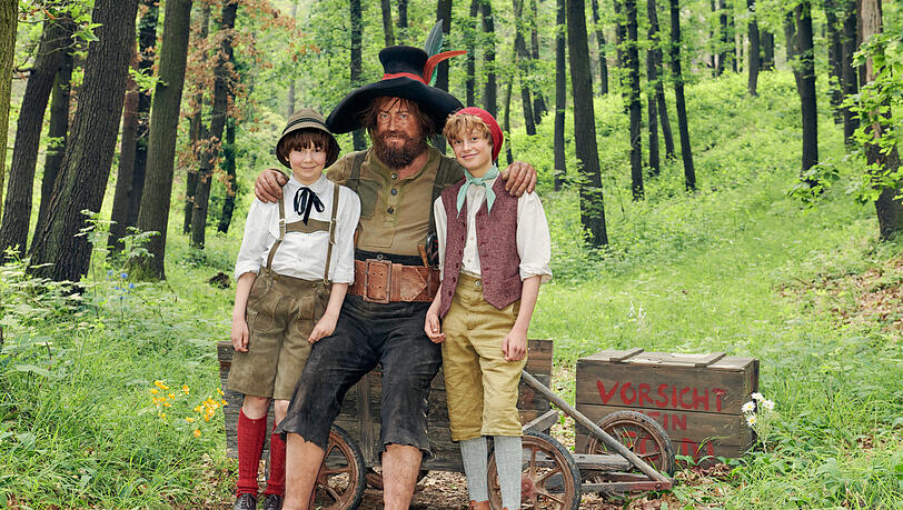 Drehstartfoto: "Der Räuber Hotzenplotz" mit Seppel (Benedikt Jenke), Räuber Hotzenplotz (Nicholas Ofczarek) und Kasperl (Hans Marquardt).