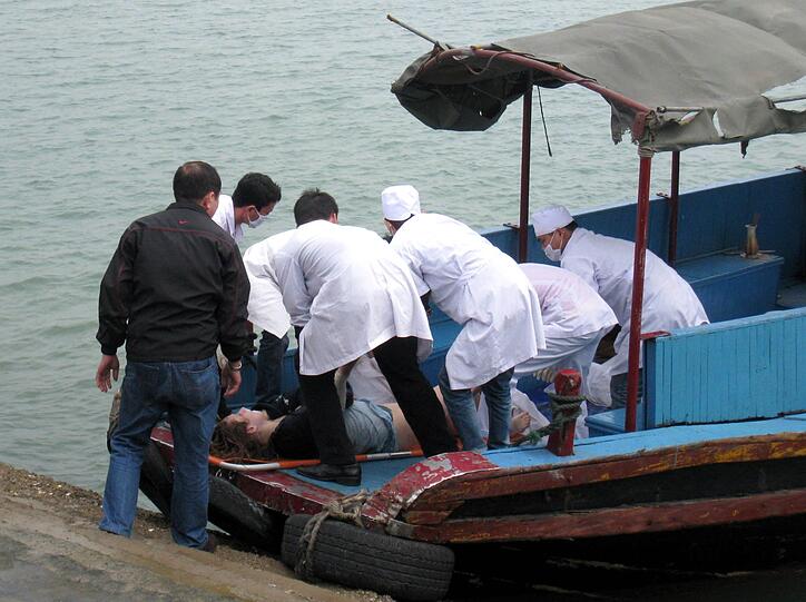 Eine romantische Bootstour in der Halong-Bucht in Vietnam ist zwölf
Touristen zum Verhängnis geworden. Ihr Boot sank, sie konnten sich
nicht retten. Ein Deutscher schaffte es.