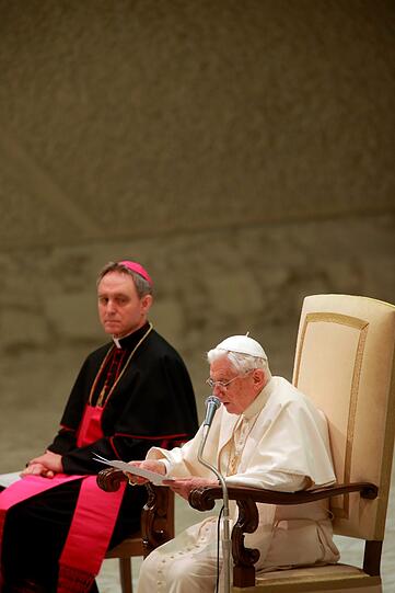 Papst Benedikt XVI. bei seiner voraussichtlich letzten Generalaudienz im Vatikan. Benedikt dankte den Menschen für ihre grosse Anteilnahme in diesen für ihn "schweren Tagen" und forderte die Gläubigen auf, weiter zu beten: "Für mich, für die Kirche und für den künftigen Papst."