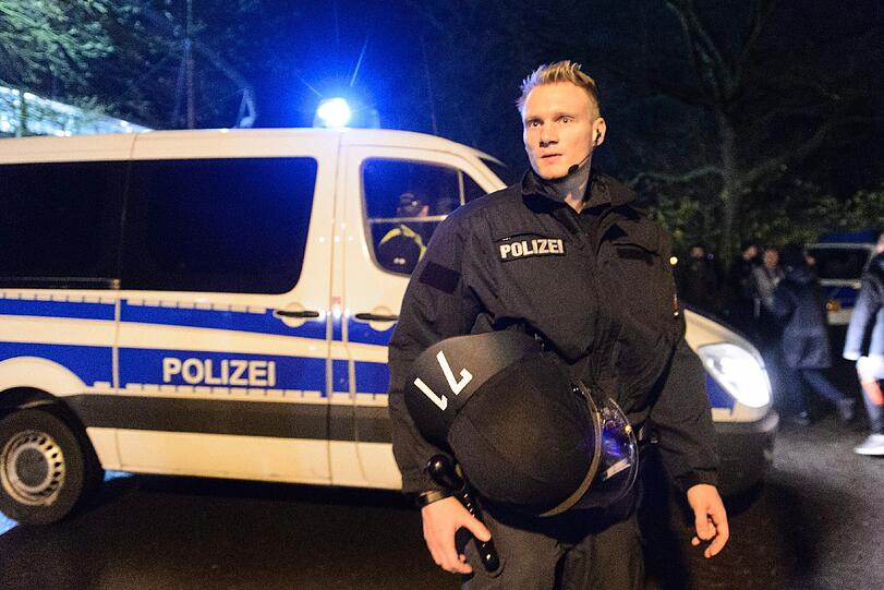 Das Fußball-Länderspiel in Hannover zwischen Deutschland und den Niederlanden ist am Dienstagabend abgesagt worden. Es bestand die Gefahr eines Sprengstoff-Anschlags. "Wir haben konkrete Hinweise gehabt, dass jemand im Stadion einen Sprengsatz zünden wollte", sagte Hannovers Polizeipräsident Volker Kluwe. Die Bilder...