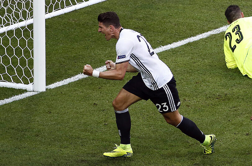 Mario Gomez: Note 2-. Zentrumsstürmer klassischer Schule, hat sich spielerisch gesteigert. Erzielte zwei Tore in vier Spielen, wurde gegen die Franzosen vermisst. Dass der einst Geschmähte das noch im Nationalteam erleben durfte.
