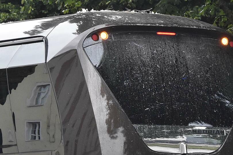 Der Bus ist zunächst in der Unterführung steckengeblieben. Mit viel Gas konnte der Fahrer wieder weiterfahren &ndash; was das Dach seines Fahrzeugs sehr in Mitleidenschaft gezogen hat.