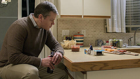 Matt Damon (l.) lässt sich in "Downsizing" wie Jason Sudeikis schrumpfen.
