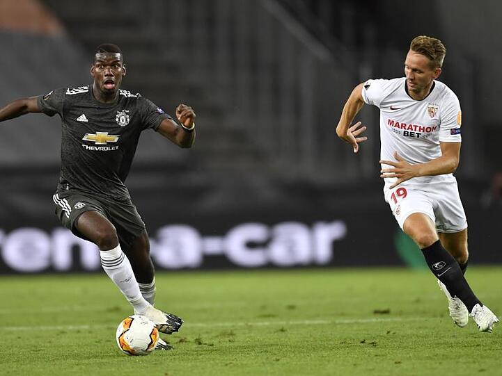 Paul Pogba (l) von Manchester United im Zweikampf mit Luuk de Jong von Sevilla.