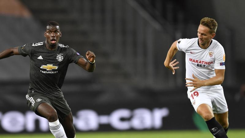 Paul Pogba (l) von Manchester United im Zweikampf mit Luuk de Jong von Sevilla. Paul Pogba (l) von Manchester United im Zweikampf mit Luuk de Jong von Sevilla.