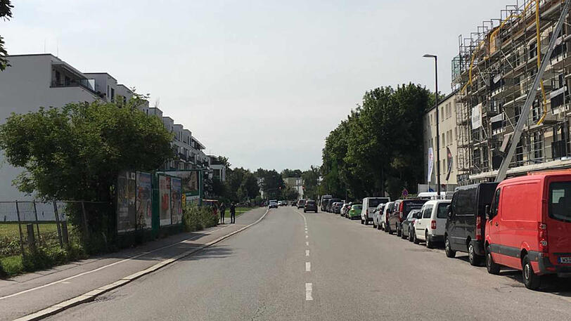 Blick in die Ottobrunner Straße: Hier wohnen die beiden Vermissten.
