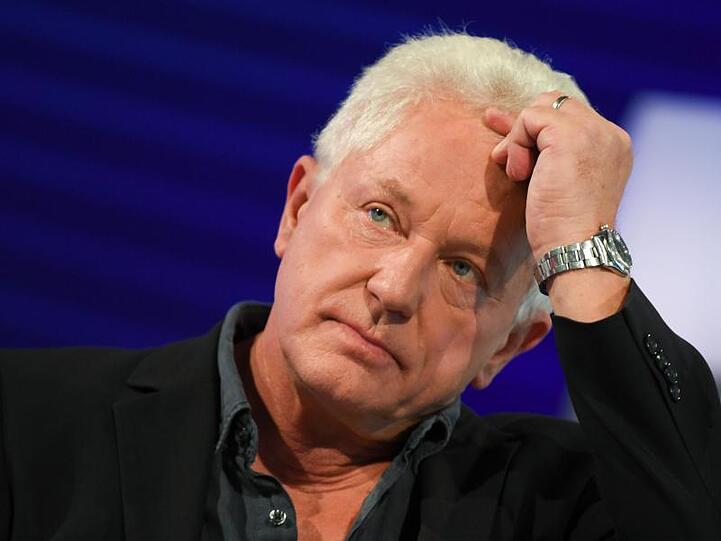 Miroslav Nemec, Schauspieler und Autor, blickt auf der Frankfurter Buchmesse in die Runde. Foto: Arne Dedert/Archiv