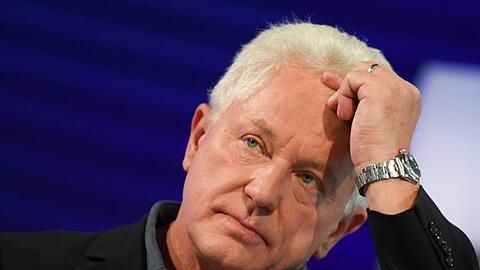 Miroslav Nemec, Schauspieler und Autor, blickt auf der Frankfurter Buchmesse in die Runde. Foto: Arne Dedert/Archiv