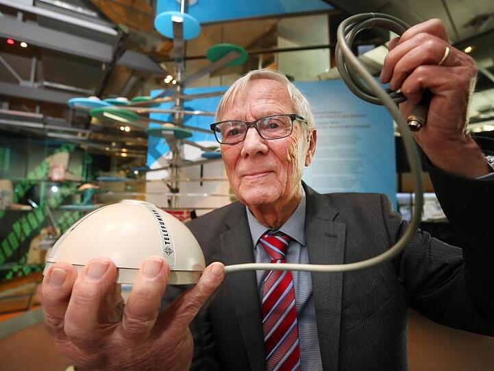Elektroingenieur Rainer Mallebrein zeigt die erste Computermaus wovon es weltweit nur noch vier Exemplare gibt. Foto. Dieter Menne
