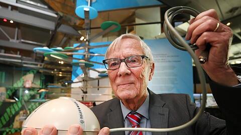 Elektroingenieur Rainer Mallebrein zeigt die erste Computermaus wovon es weltweit nur noch vier Exemplare gibt. Foto. Dieter Menne