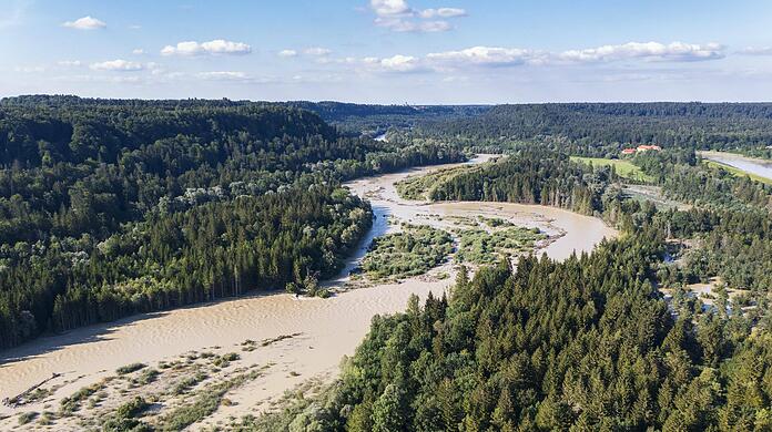 Die Isar hat derzeit viel Wasser - und Treibgut kann für Bootsfahrer gefährlich werden.
