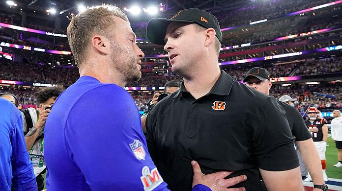 Bengals-Coach Zac Taylor (r) gratuliert Rams-Trainer Sean McVay zum Sieg.