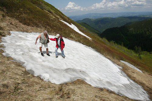 Wanderer entdecken letzte Schneereste auf dem Feldberg im Schwarzwald