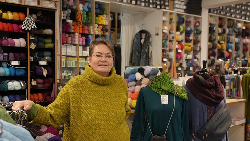 Ursula Neuger in ihrem "Wollkorb" hat teils Produkte, die es auch im Kaufhof gibt - und sorgt sich doch, was passiert, sollte das Kaufhaus schließen. Ursula Neuger in ihrem "Wollkorb" hat teils Produkte, die es auch im Kaufhof gibt - und sorgt sich doch, was passiert, sollte das Kaufhaus schließen.