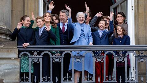 Die dänischen Royals feiern ihr Oberhaupt, Königin Margrethe, auf dem Balkon von Schloss Amalienborg.
