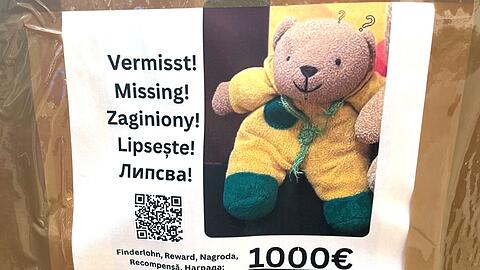 1.000 Euro Finderlohn sind auf Steckbriefen in der Hauptstadt ausgesetzt, "wenn das Bärchen unversehrt zu uns zurückkehrt".