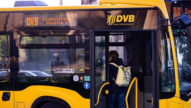 Rund um die Evakuierung sind auch Busse im Einsatz.