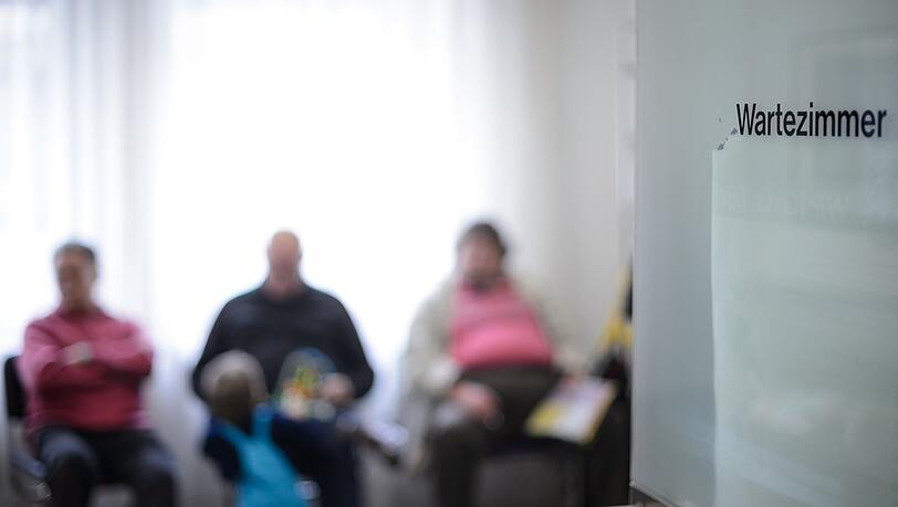 Warten gehört für viele Kassenpatienten bei Praxen dazu. (Archivbild)