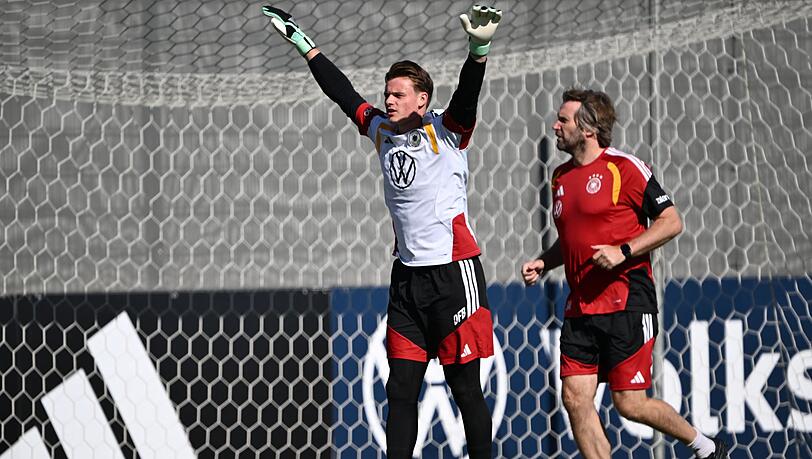 Jonas Urbig (l) steht vor seinem Deb&uuml;t in der Nationalmannschaft.
