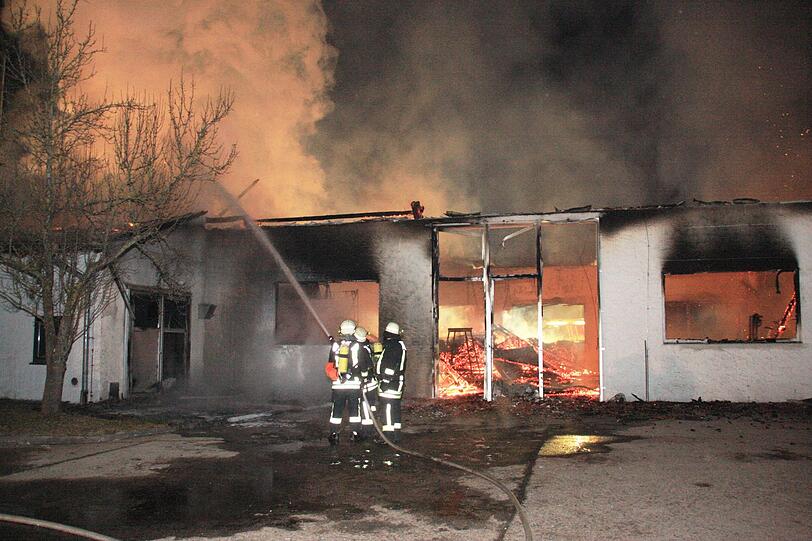 Einen Schaden von mindestens einer halben Million Euro hat ein Großbrand in einer Halle zur Teeproduktion in Eggstätt (Landkreis Rosenheim) verursacht. Menschen kamen nicht zu Schaden. Wie die Polizei mitteilte, fiel eine Hälfte des Firmengebäudes den Flammen zum Opfer.