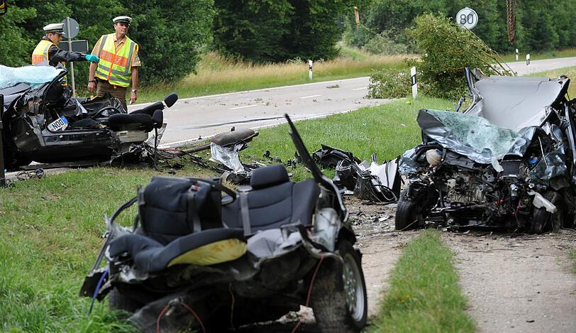 Fünf Menschen sind am Wochenende bei einem Überholmanöver nahe Donauwörth im Kreis Donau-Ries ums
Leben gekommen. Ein 20 Jahre alter Autofahrer hatte nach Angaben der Polizei auf der Bundesstraße 2 eine Wagenkolonne überholt. Die Bilder
