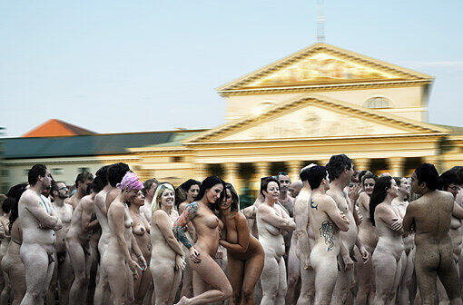 Über 1000 Nackte vor der Münchner Oper: Was in dieser Montage echt schräg aussieht, soll zu den Opernfestspielen Wirklichkeit werden. Spencer Tunick hat schon öfter nackte Menschen an berühmten Orten fotografiert. Einfach weiterklicken...