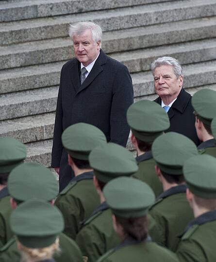 Zuvor hatte ihn die Ehrenhundertschaft der Bayerischen Bereitschaftspolizei vor der Staatskanzlei begrüßt. Der Präsident der Bereitschaftspolizei, Wolfgang Sommer, salutierte.