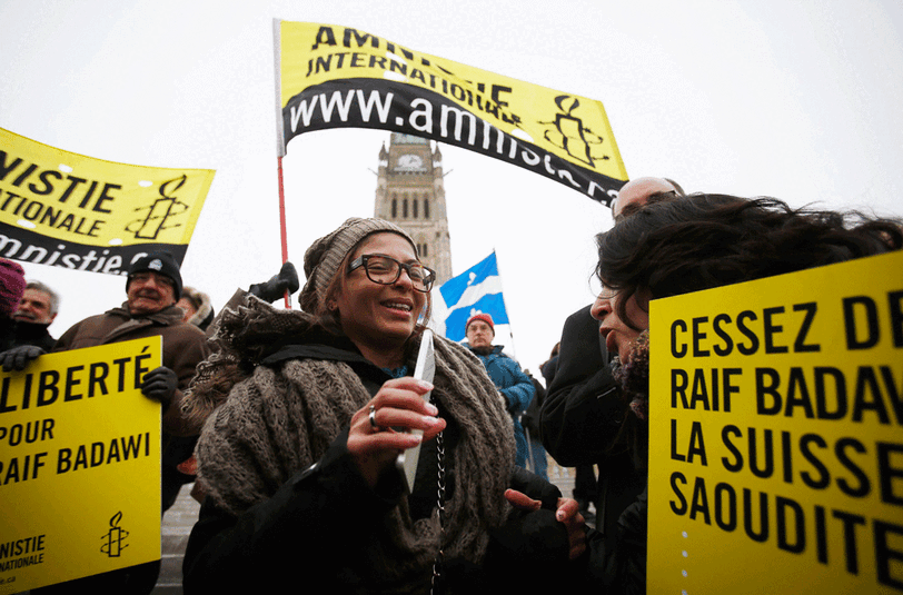 Badawis Frau Ensaf Haidar (Mitte) ist nach Kanada geflohen. Dort kämpft sie, wie hier bei einer Demo in Ottawa, für die Freilassung ihres Mannes.