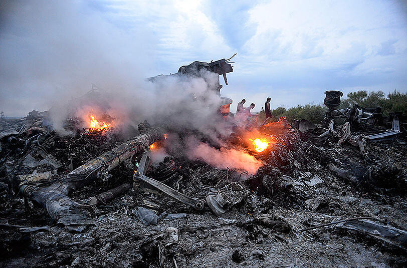 Brennende Wrackteile der abgeschossenen Boeing in der Ostukraine.