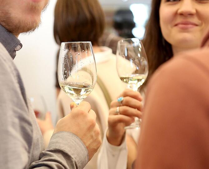 Durchprobieren macht Laune: Die Landshuter Weinmesse hat auch junges Publikum angelockt.