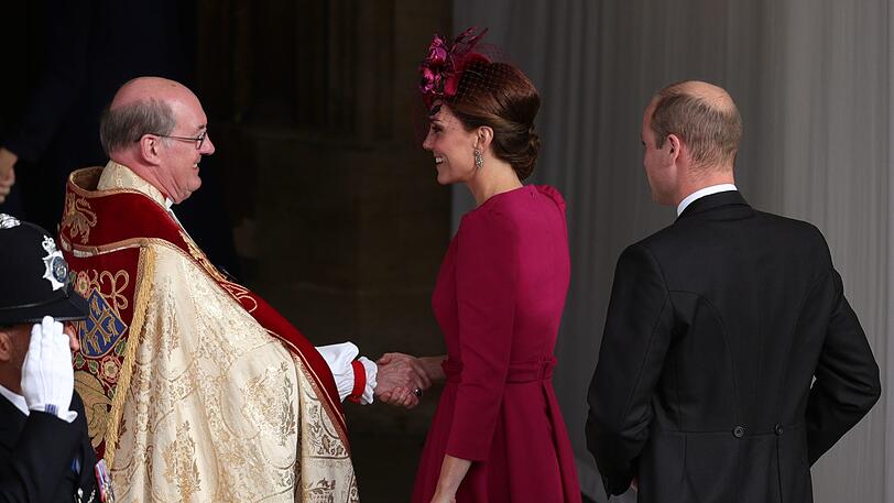 Prinz William (r) und seine Frau Herzogin Kate kommen zur Hochzeit von Prinzessin Eugenie und Jack Brooksbank an der St.-Georges-Kapelle von Schloss Windsor an.