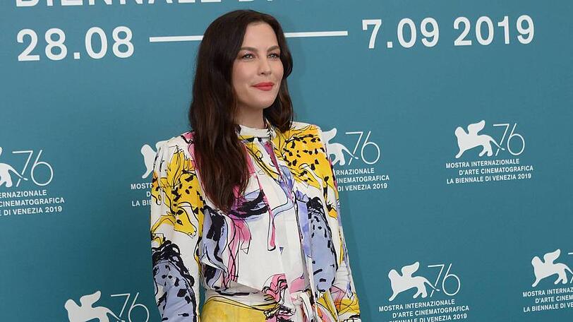 Liv Tyler ist in ihrem farbenfrohen Outfit ein echter Hingucker