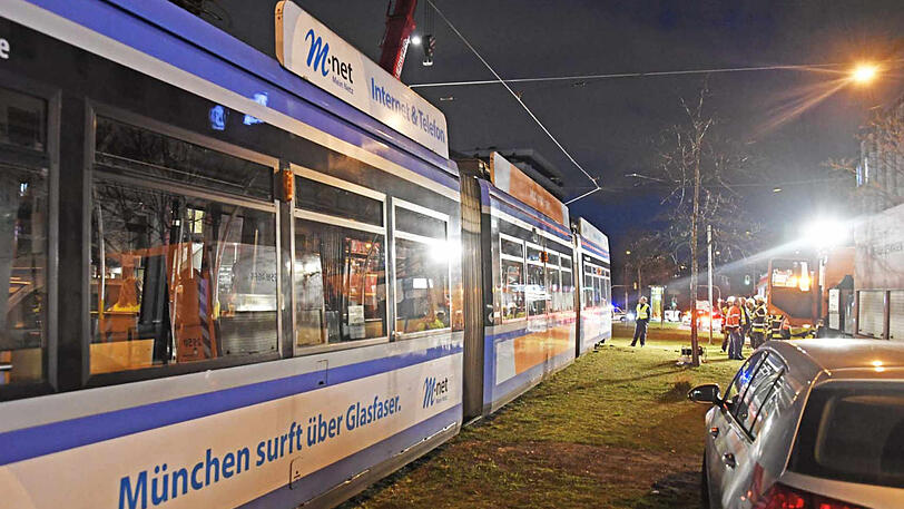 Bilder vom Tram-Unfall in München: Die Berufsfeuerwehr musste zur Bergung mit einem großen Kran anrücken.