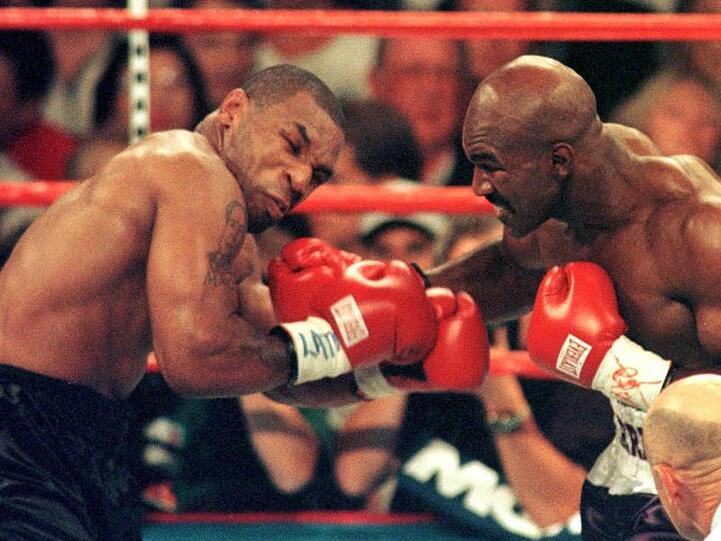 Mike Tyson (l) und Evander Holyfield beim WM-Kampf 1997 in Las Vegas.
