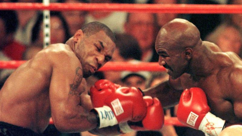Mike Tyson (l) und Evander Holyfield beim WM-Kampf 1997 in Las Vegas. Mike Tyson (l) und Evander Holyfield beim WM-Kampf 1997 in Las Vegas.