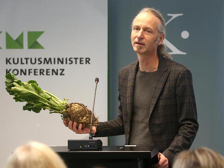 Hildesheim: Thomas Harling brachte eine Zuckerrübe mit.