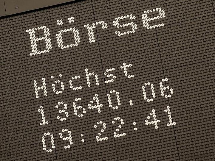 Der deutsche Leitindex erreichte am Mittwoch im frühen Handel bei 13.640 Punkten einen Höchststand und übertrumpfte damit seine bisherige Bestmarke vom 23. Januar 2018.