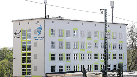 Das Landshuter Netzwerk monierte, dass die Bierwerbung im selben Stockwerk angebracht wurde, in dem sich die Suchtberatung befindet. Mittlerweile ist die Reklame entfernt worden.